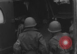 Standbild Amerikanische Sanitäter helfen verwundeten französischen Soldaten Frankreich, 1944, aus Sekunde 51 historischem Filmmaterial Videoclip 65675080335