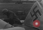 Standbild Flugzeugwrack der deutschen Luftwaffe Paris, Frankreich, 1944, aus Sekunde 9 historischem Filmmaterial Videoclip 65675080336