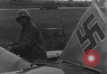Standbild Flugzeugwrack der deutschen Luftwaffe Paris, Frankreich, 1944, aus Sekunde 10 historischem Filmmaterial Videoclip 65675080336