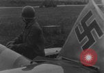 Standbild Flugzeugwrack der deutschen Luftwaffe Paris, Frankreich, 1944, aus Sekunde 13 historischem Filmmaterial Videoclip 65675080336