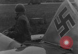 Standbild Flugzeugwrack der deutschen Luftwaffe Paris, Frankreich, 1944, aus Sekunde 14 historischem Filmmaterial Videoclip 65675080336
