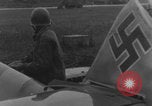 Standbild Flugzeugwrack der deutschen Luftwaffe Paris, Frankreich, 1944, aus Sekunde 15 historischem Filmmaterial Videoclip 65675080336