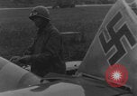 Standbild Flugzeugwrack der deutschen Luftwaffe Paris, Frankreich, 1944, aus Sekunde 16 historischem Filmmaterial Videoclip 65675080336
