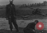 Standbild Flugzeugwrack der deutschen Luftwaffe Paris, Frankreich, 1944, aus Sekunde 17 historischem Filmmaterial Videoclip 65675080336