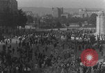 Standbild FFI-Banner im Park Paris, Frankreich, 1944, aus Sekunde 25 historischem Filmmaterial Videoclip 65675080340