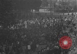 Standbild FFI-Banner im Park Paris, Frankreich, 1944, aus Sekunde 26 historischem Filmmaterial Videoclip 65675080340