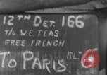 Standbild Alliierte Soldaten auf Panzern Paris, Frankreich, 1944, aus Sekunde 3 historischem Filmmaterial Videoclip 65675080341
