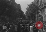 Standbild Alliierte Soldaten auf Panzern Paris, Frankreich, 1944, aus Sekunde 4 historischem Filmmaterial Videoclip 65675080341