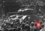 Standbild Alliierte Soldaten auf Panzern Paris, Frankreich, 1944, aus Sekunde 8 historischem Filmmaterial Videoclip 65675080341