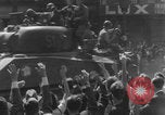 Standbild Alliierte Soldaten auf Panzern Paris, Frankreich, 1944, aus Sekunde 9 historischem Filmmaterial Videoclip 65675080341