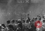 Standbild Alliierte Soldaten auf Panzern Paris, Frankreich, 1944, aus Sekunde 13 historischem Filmmaterial Videoclip 65675080341