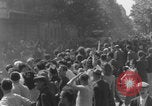 Standbild Alliierte Soldaten auf Panzern Paris, Frankreich, 1944, aus Sekunde 16 historischem Filmmaterial Videoclip 65675080341