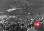Standbild Alliierte Soldaten auf Panzern Paris, Frankreich, 1944, aus Sekunde 22 historischem Filmmaterial Videoclip 65675080341