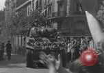 Standbild Alliierte Soldaten auf Panzern Paris, Frankreich, 1944, aus Sekunde 25 historischem Filmmaterial Videoclip 65675080341