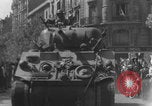 Standbild Alliierte Soldaten auf Panzern Paris, Frankreich, 1944, aus Sekunde 26 historischem Filmmaterial Videoclip 65675080341
