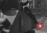 Standbild Alliierte Soldaten auf Panzern Paris, Frankreich, 1944, aus Sekunde 27 historischem Filmmaterial Videoclip 65675080341