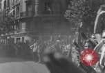 Standbild Alliierte Soldaten auf Panzern Paris, Frankreich, 1944, aus Sekunde 28 historischem Filmmaterial Videoclip 65675080341