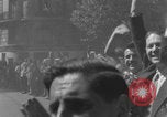 Standbild Alliierte Soldaten auf Panzern Paris, Frankreich, 1944, aus Sekunde 29 historischem Filmmaterial Videoclip 65675080341