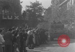 Standbild Alliierte Soldaten auf Panzern Paris, Frankreich, 1944, aus Sekunde 31 historischem Filmmaterial Videoclip 65675080341