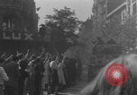 Standbild Alliierte Soldaten auf Panzern Paris, Frankreich, 1944, aus Sekunde 32 historischem Filmmaterial Videoclip 65675080341