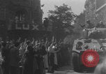Standbild Alliierte Soldaten auf Panzern Paris, Frankreich, 1944, aus Sekunde 33 historischem Filmmaterial Videoclip 65675080341