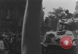 Standbild Alliierte Soldaten auf Panzern Paris, Frankreich, 1944, aus Sekunde 34 historischem Filmmaterial Videoclip 65675080341