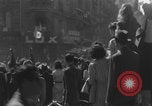 Standbild Alliierte Soldaten auf Panzern Paris, Frankreich, 1944, aus Sekunde 37 historischem Filmmaterial Videoclip 65675080341