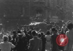 Standbild Alliierte Soldaten auf Panzern Paris, Frankreich, 1944, aus Sekunde 38 historischem Filmmaterial Videoclip 65675080341