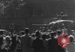 Standbild Alliierte Soldaten auf Panzern Paris, Frankreich, 1944, aus Sekunde 39 historischem Filmmaterial Videoclip 65675080341