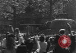 Standbild Alliierte Soldaten auf Panzern Paris, Frankreich, 1944, aus Sekunde 40 historischem Filmmaterial Videoclip 65675080341