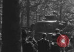 Standbild Alliierte Soldaten auf Panzern Paris, Frankreich, 1944, aus Sekunde 41 historischem Filmmaterial Videoclip 65675080341