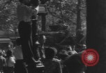 Standbild Alliierte Soldaten auf Panzern Paris, Frankreich, 1944, aus Sekunde 42 historischem Filmmaterial Videoclip 65675080341