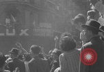 Standbild Alliierte Soldaten auf Panzern Paris, Frankreich, 1944, aus Sekunde 44 historischem Filmmaterial Videoclip 65675080341
