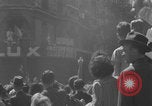 Standbild Alliierte Soldaten auf Panzern Paris, Frankreich, 1944, aus Sekunde 45 historischem Filmmaterial Videoclip 65675080341