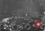 Standbild Alliierte Soldaten auf Panzern Paris, Frankreich, 1944, aus Sekunde 47 historischem Filmmaterial Videoclip 65675080341