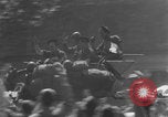Standbild Alliierte Soldaten auf Panzern Paris, Frankreich, 1944, aus Sekunde 48 historischem Filmmaterial Videoclip 65675080341