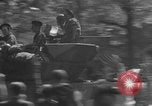 Standbild Alliierte Soldaten auf Panzern Paris, Frankreich, 1944, aus Sekunde 49 historischem Filmmaterial Videoclip 65675080341