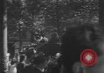 Standbild Alliierte Soldaten auf Panzern Paris, Frankreich, 1944, aus Sekunde 51 historischem Filmmaterial Videoclip 65675080341
