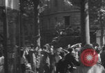 Standbild Alliierte Soldaten auf Panzern Paris, Frankreich, 1944, aus Sekunde 52 historischem Filmmaterial Videoclip 65675080341