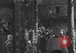 Standbild Alliierte Soldaten auf Panzern Paris, Frankreich, 1944, aus Sekunde 53 historischem Filmmaterial Videoclip 65675080341