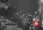 Standbild Alliierte Soldaten auf Panzern Paris, Frankreich, 1944, aus Sekunde 55 historischem Filmmaterial Videoclip 65675080341