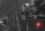 Standbild Alliierte Soldaten auf Panzern Paris, Frankreich, 1944, aus Sekunde 56 historischem Filmmaterial Videoclip 65675080341