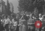 Standbild Alliierte Soldaten auf Panzern Paris, Frankreich, 1944, aus Sekunde 57 historischem Filmmaterial Videoclip 65675080341