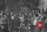 Standbild Alliierte Soldaten auf Panzern Paris, Frankreich, 1944, aus Sekunde 58 historischem Filmmaterial Videoclip 65675080341