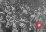 Standbild Alliierte Soldaten auf Panzern Paris, Frankreich, 1944, aus Sekunde 59 historischem Filmmaterial Videoclip 65675080341