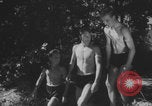 Standbild Hitlerjugend-Jungen spielen eine Schlacht Chieming Deutschland, 1943, aus Sekunde 6 historischem Filmmaterial Videoclip 65675080348