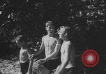 Standbild Hitlerjugend-Jungen spielen eine Schlacht Chieming Deutschland, 1943, aus Sekunde 7 historischem Filmmaterial Videoclip 65675080348