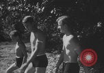Standbild Hitlerjugend-Jungen spielen eine Schlacht Chieming Deutschland, 1943, aus Sekunde 8 historischem Filmmaterial Videoclip 65675080348