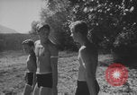 Standbild Hitlerjugend-Jungen spielen eine Schlacht Chieming Deutschland, 1943, aus Sekunde 9 historischem Filmmaterial Videoclip 65675080348
