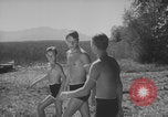 Standbild Hitlerjugend-Jungen spielen eine Schlacht Chieming Deutschland, 1943, aus Sekunde 10 historischem Filmmaterial Videoclip 65675080348